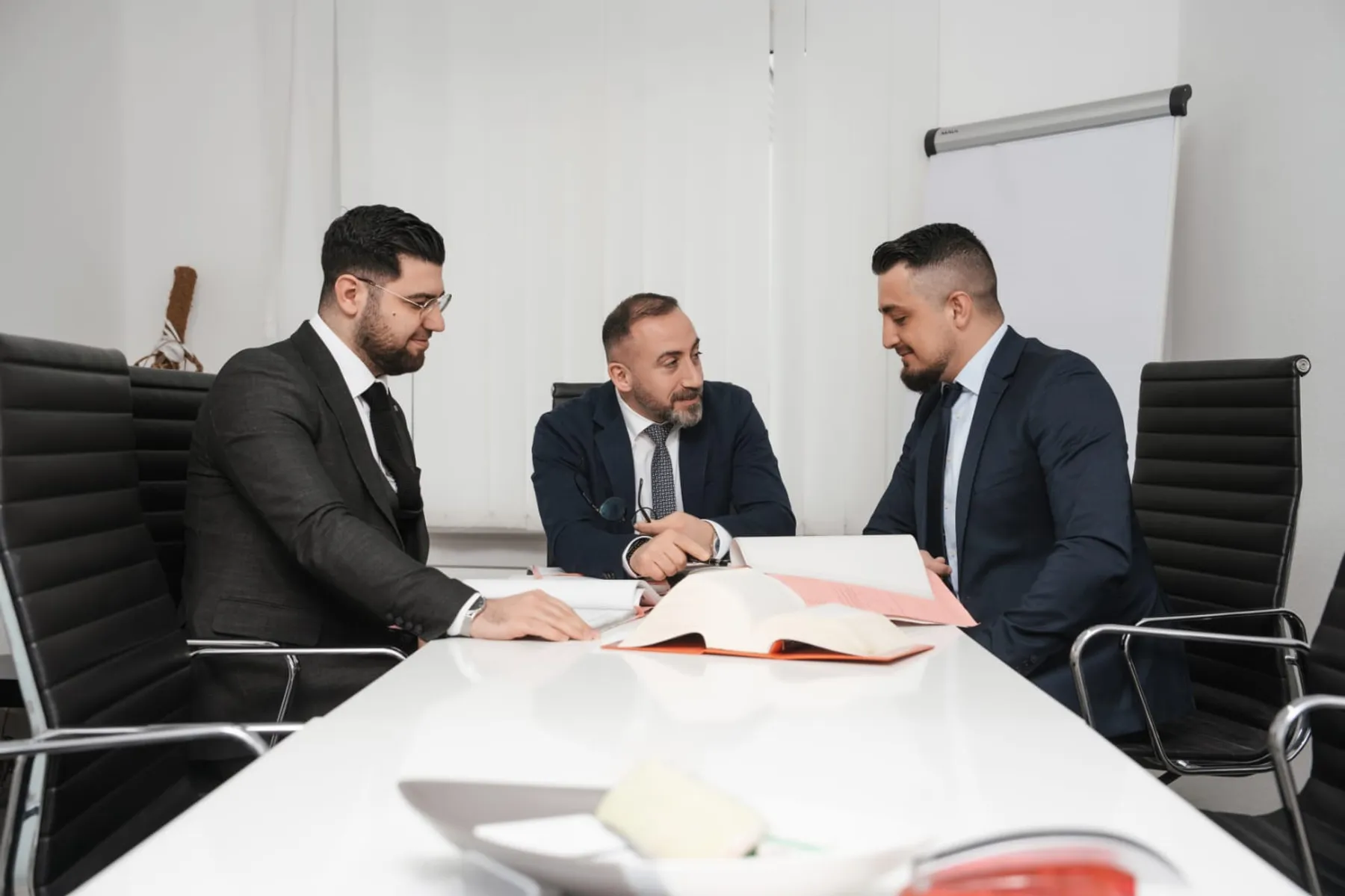 Die Rechtsanwälte von Yesil & Partner in ihrer Kanzlei in Düsseldorf
